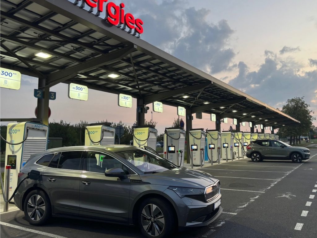Elektroautos an Schnellladestationen – Gleichrichter können die Spannungsqualität beeinflussen